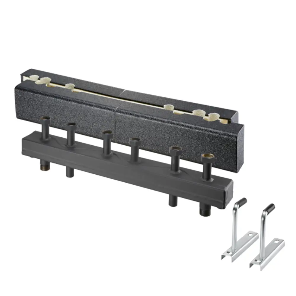 Hydraulische Weiche von Oventrop mit Wärmedämmung, bestehend aus zwei getrennten Bauteilen und Anschlussmöglichkeiten für drei Heizkreise.